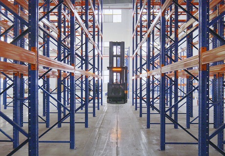 ทางเดินแคบเพียง 1.75 เมตร: รถยก Zowell Man-Up VNA มอบความก้าวหน้าสองประการทั้งในด้านความจุในการจัดเก็บและประสิทธิภาพการหยิบสินค้าสำหรับคลังสินค้าส่วนผสมปรุงแต่งรสชาติ