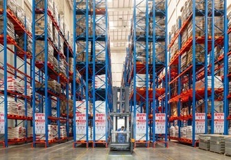 รถยกแบบหมุนได้ Man-Up VNA ช่วยให้สามารถจัดเก็บสินค้าความหนาแน่นสูงได้ถึง 13 เมตร สำหรับผู้ผลิตเครื่องปรุงรสชั้นนำ